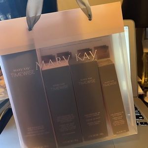 MARY KAY TIMEWISE SET (COMBINATION TO OILY)